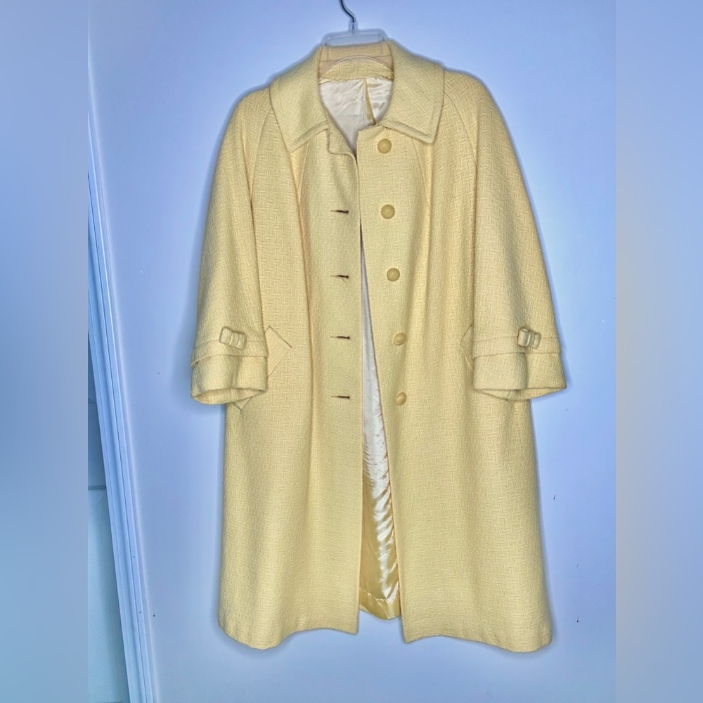 Long vintage women’s coat 60s style